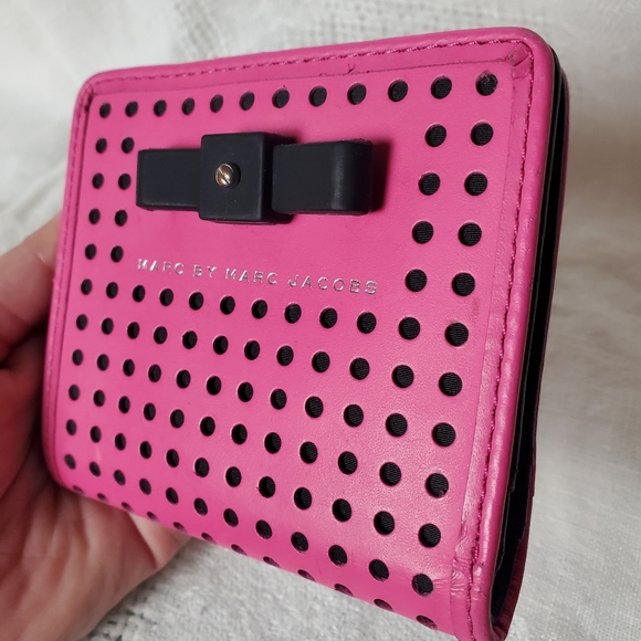 Marc Jacobs Sophisticato Disc Bow Emi Wallet in Pink and Black - Picture 5 of 11